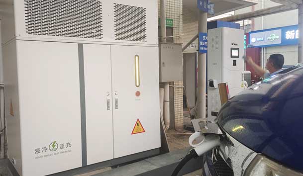 【重卡电动先锋】南宫体育app官网300-400kW重卡充电桩：亮点与应用典范(图2)